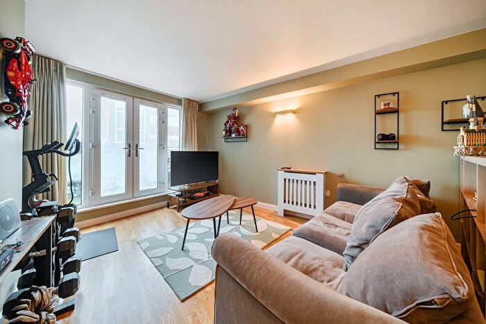 2 Bedroom Flat For Sale In London Road, Brentford, TW8