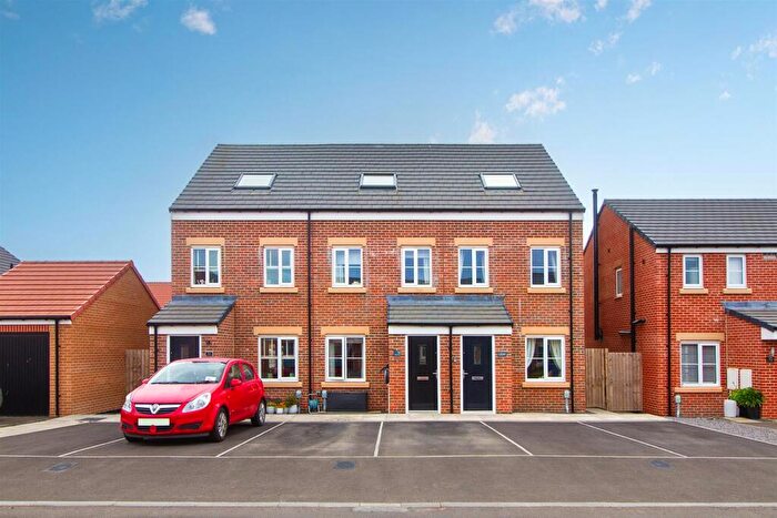 3 Bedroom Town House For Sale In Pelican Road, Amble, NE65