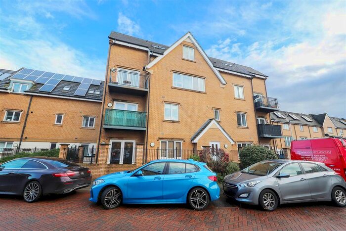 2 Bedroom Flat To Rent In Centurion House, Varcoe Gardens, Hayes, UB3