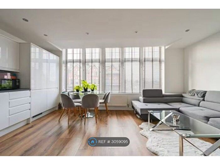 2 Bedroom Flat To Rent In Colney Hatch Lane, London, N10