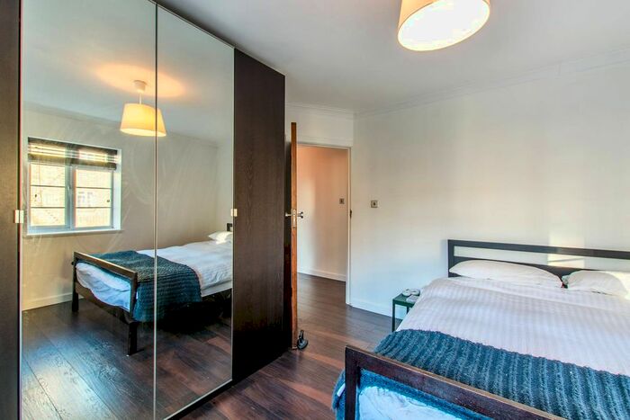 3 Bedroom Flat To Rent In Streatham High Road, Streatham, London, SW16