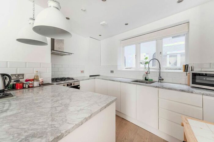 2 Bedroom Flat To Rent In Courtfield Gardens, Earls Court, London, SW5