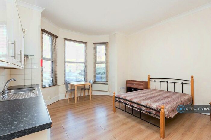 Studio To Rent In Woodside Park Road, London, N12