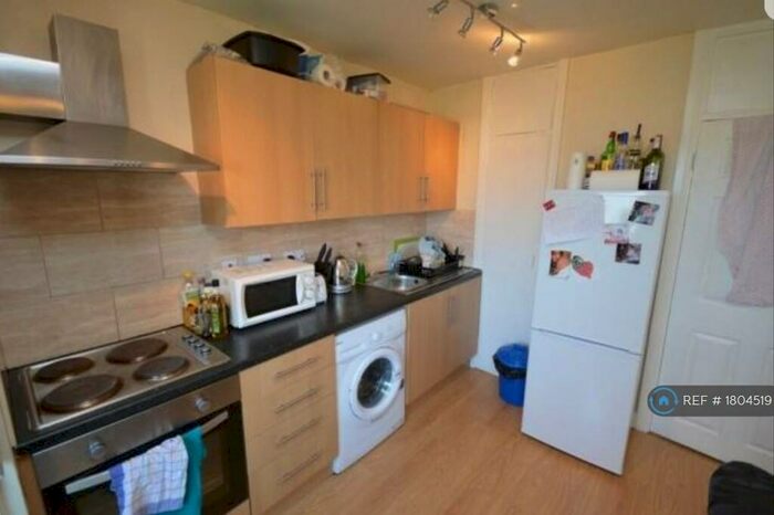 3 Bedroom Flat To Rent In Lovell Park Heights, Leeds, LS7
