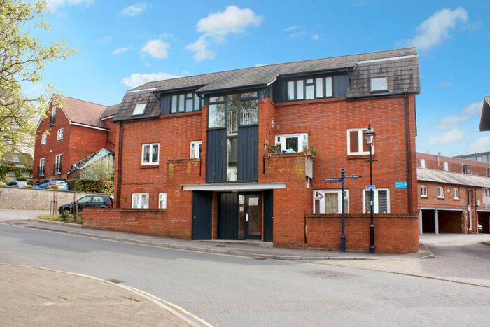 2 Bedroom Flat To Rent In Vicarage Hill, Alton, Hampshire, GU34