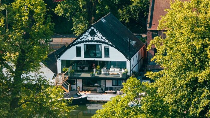 4 Bedroom Detached House For Sale In Shooters Hill, Pangbourne, Reading, Berkshire, RG8