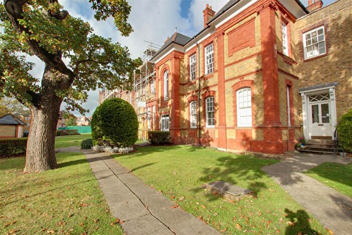 2 Bedroom Flat To Rent In Newsholme Drive, London, N21