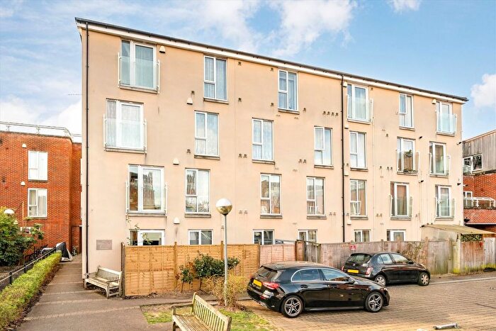 2 Bedroom Flat To Rent In Heath Road, Hounslow, TW3