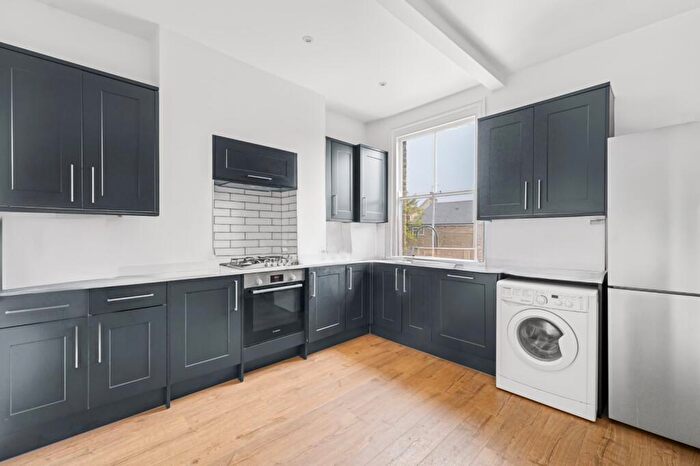 3 Bedroom Flat To Rent In Shenley Road, Denmark Hill, SE5