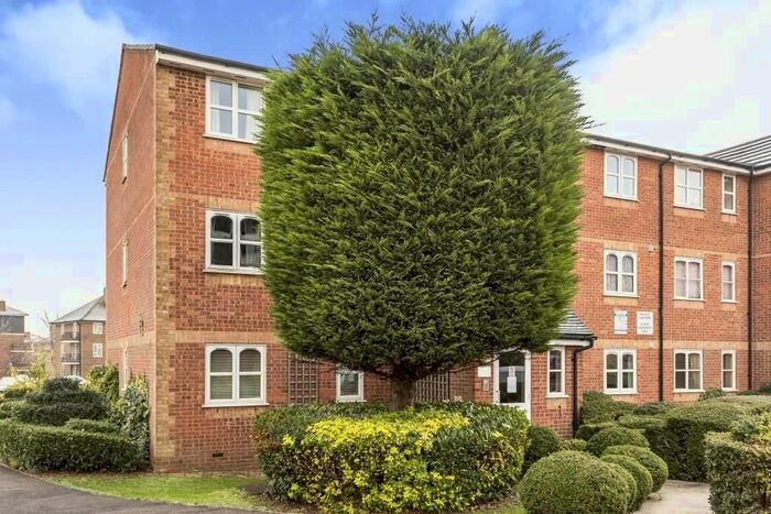 2 Bedroom Flat To Rent In Taunton Drive, London, N2