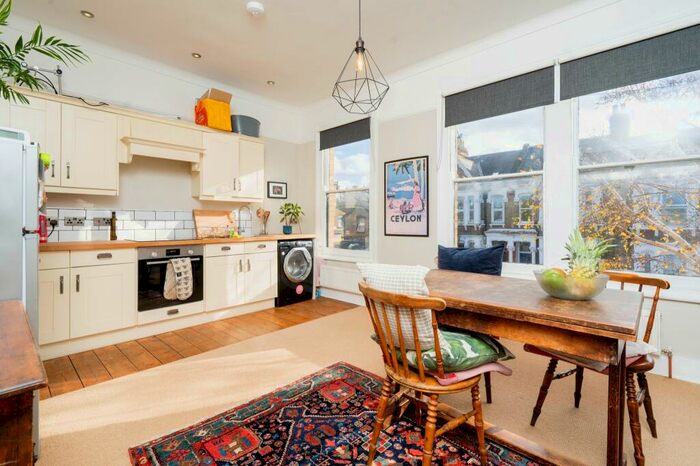 2 Bedroom Flat To Rent In Hatherley Road, Walthamstow, London, E17