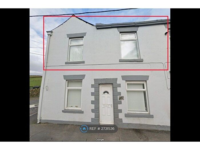 2 Bedroom Flat To Rent In Huddersfield Road, Scouthead, Oldham, OL4