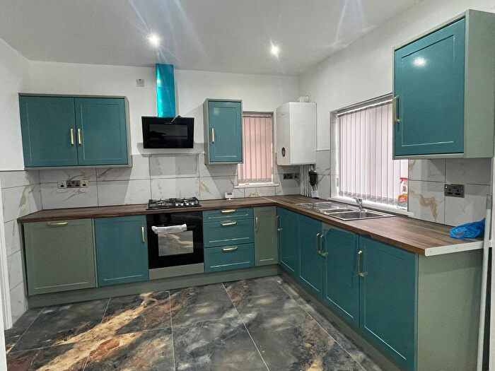 4 Bedroom Semi-Detached House To Rent In Bailey Road, Bilston, WV14