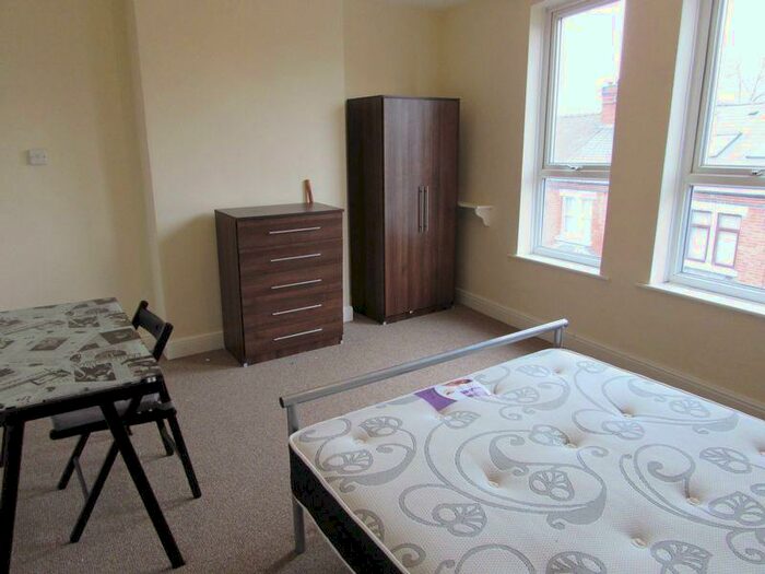 5 Bedroom Semi-Detached House To Rent In Grove Road, Nottingham, NG7