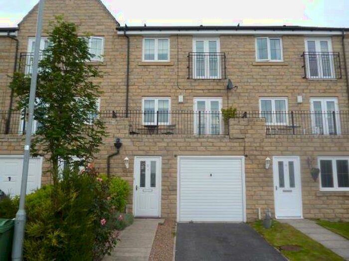 4 Bedroom Town House To Rent In Grenoside View, Kirkburton, Huddersfield, HD8