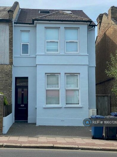 3 Bedroom Flat To Rent In Totteridge Lane, London, N20