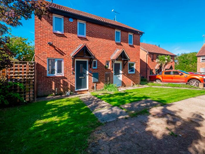 2 Bedroom Semi-Detached House For Sale In Woodstock Crescent, Hockley, SS5