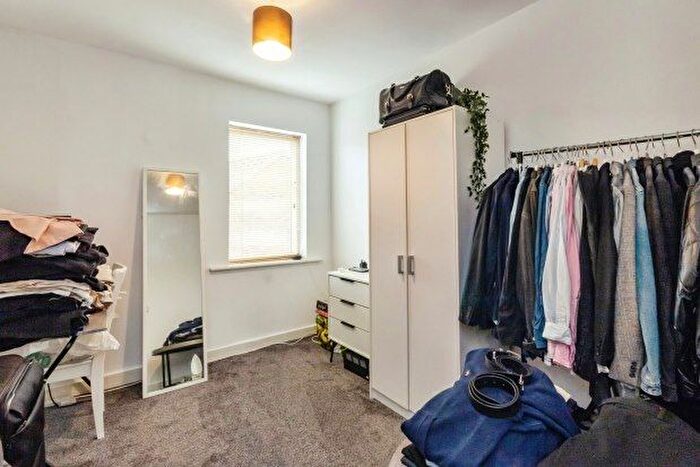 2 Bedroom Flat To Rent In Binding Close, Nottingham, NG5