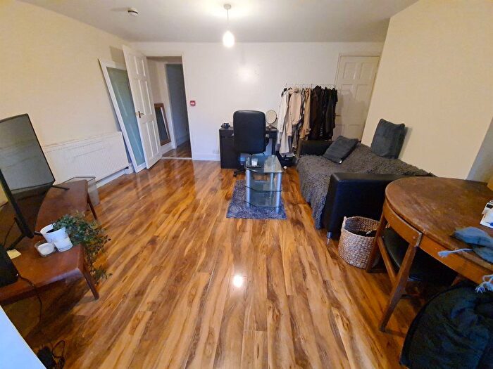 1 Bedroom Semi Detached House To Rent In A Queens Road, Leeds, LS6