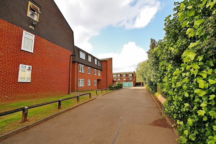 2 Bedroom Flat For Sale In Limes Avenue, Chigwell, IG7