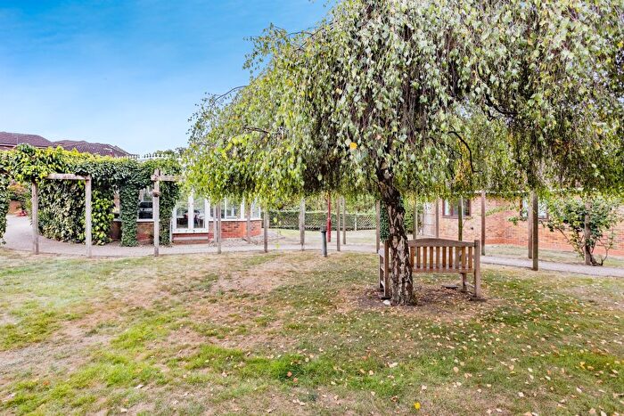 1 Bedroom Flat For Sale In Palmer Avenue, Bushey, WD23