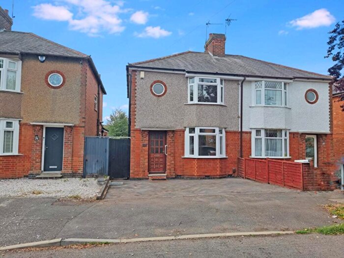 3 Bedroom Semi-Detached House For Sale In Richmond Road, Rugby, CV21