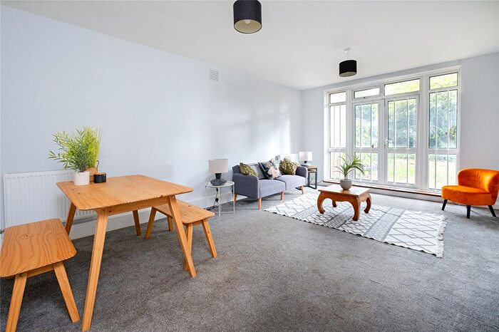 4 Bedroom Flat To Rent In Woodfield Avenue, London, SW16