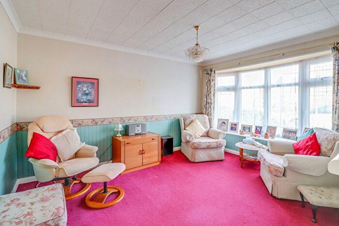 2 Bedroom Chalet For Sale In Lewes Way, Benfleet, SS7