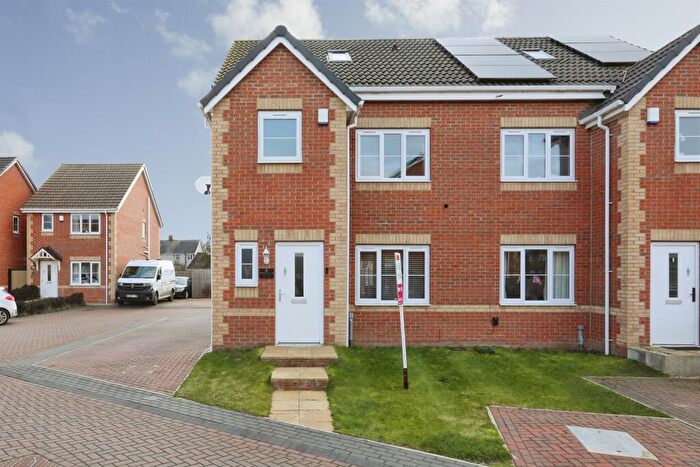 4 Bedroom Semi Detached House For Sale In Almond Court, Moorends, Doncaster, DN8