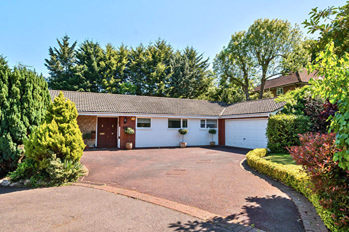 2 Bedroom Detached Bungalow For Sale In Oakleigh Park South, Oakleigh Park, N20