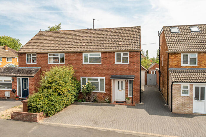 3 Bedroom Semi-Detached House For Sale In South Avenue, Kidlington, OX5