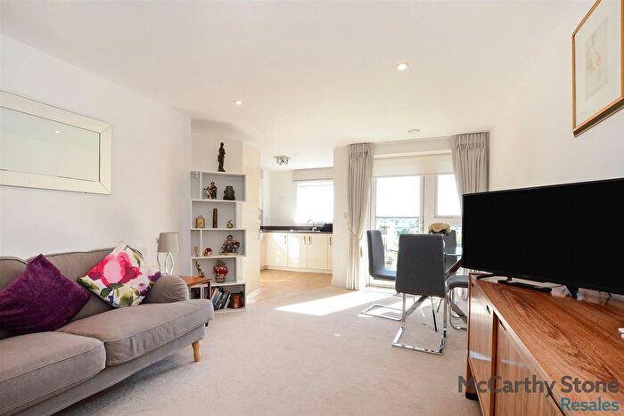 2 Bedroom Flat For Sale In Studio Way, Borehamwood, WD6