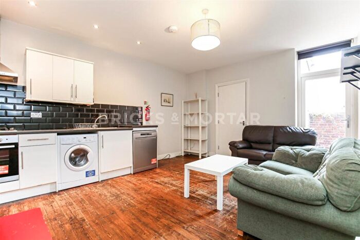 3 Bedroom Flat To Rent In (£pppw) Fairfield Road, Jesmond, Newcastle Upon Tyne, NE2