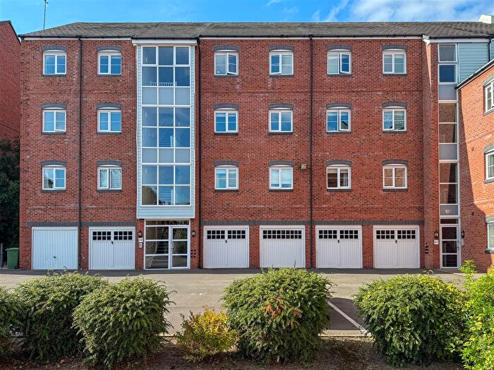 2 Bedroom Flat For Sale In Chandley Wharf, Warwick, CV34