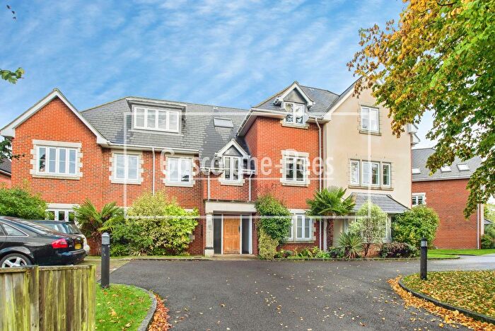 2 Bedroom Flat To Rent In Wray Park Road, Reigate, RH2