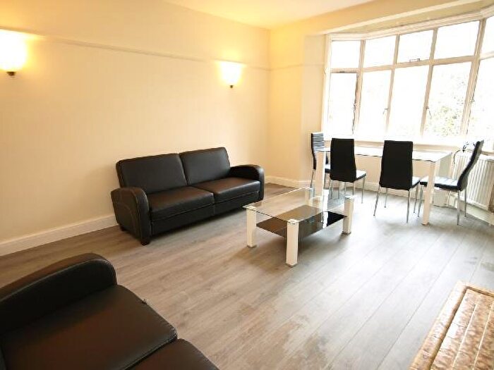 3 Bedroom Flat To Rent In Frognal Court, Finchley Road, NW3