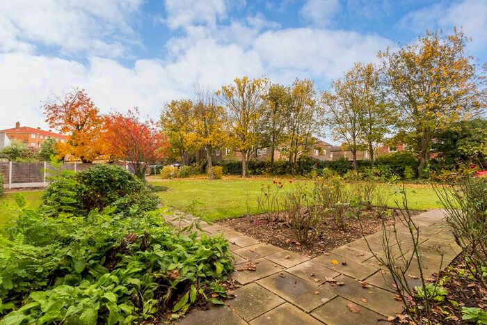 1 Bedroom Flat For Sale In Mornington Road, Bushwood Area, E11