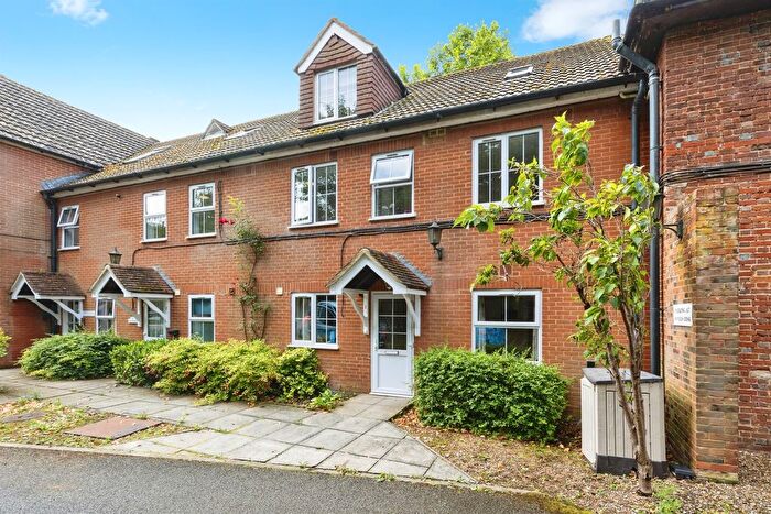 2 Bedroom Flat For Sale In Lakeside Place, Chapel Place, Ashford, TN25