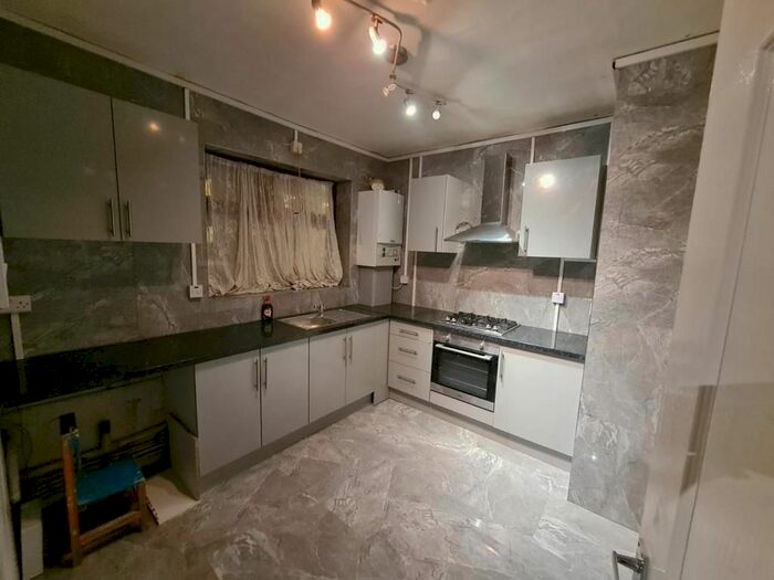 3 Bedroom Flat To Rent In Geldeston Road, London, E5