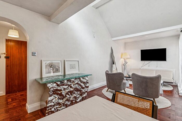 1 Bedroom Flat To Rent In Windsor Court, Frogmore, SW18