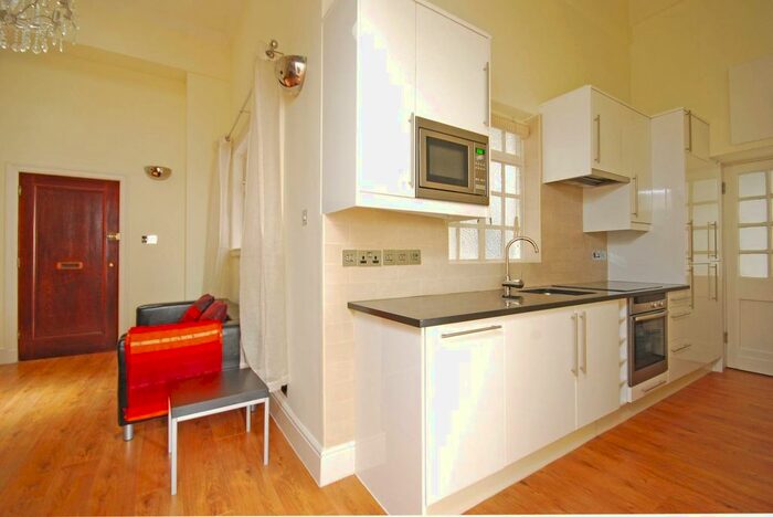 2 Bedroom Flat To Rent In Baker Street, Marylebone, London, NW1