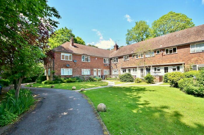 2 Bedroom Flat To Rent In Shaftesbury Road, Woking, Surrey, GU22