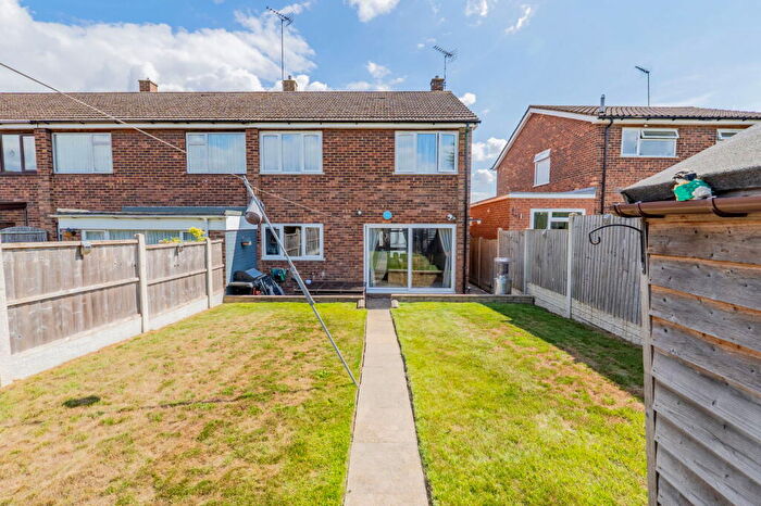 3 Bedroom Semi-Detached House For Sale In High Beech Road, Sundon Park, LU3