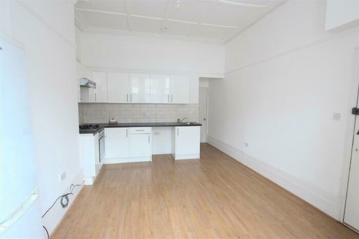 1 Bedroom Flat To Rent In Green Lanes, Palmers Green, N13