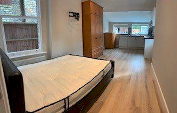 Studio To Rent In Fordwych Road, London, NW2