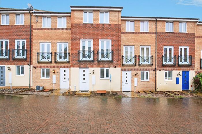 3 Bedroom Town House For Sale In Teasel Way, Peterborough, PE7