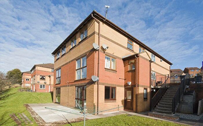 2 Bedroom Flat To Rent In Surrey Drive, Kingswinford, DY6