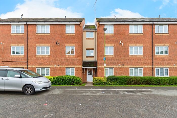2 Bedroom Flat For Sale In Gorseway, Hatfield, AL10