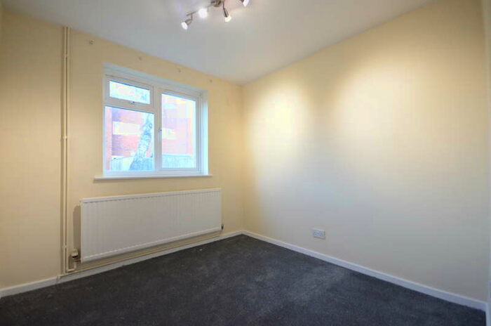 3 Bedroom End Of Terrace House To Rent In Kelvin Close, RG2