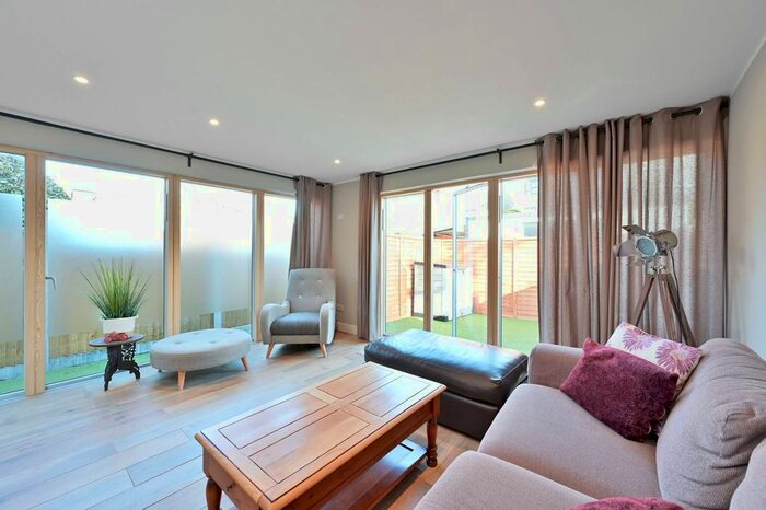 3 Bedroom Flat To Rent In Hamilton Road, South Wimbledon, London, SW19